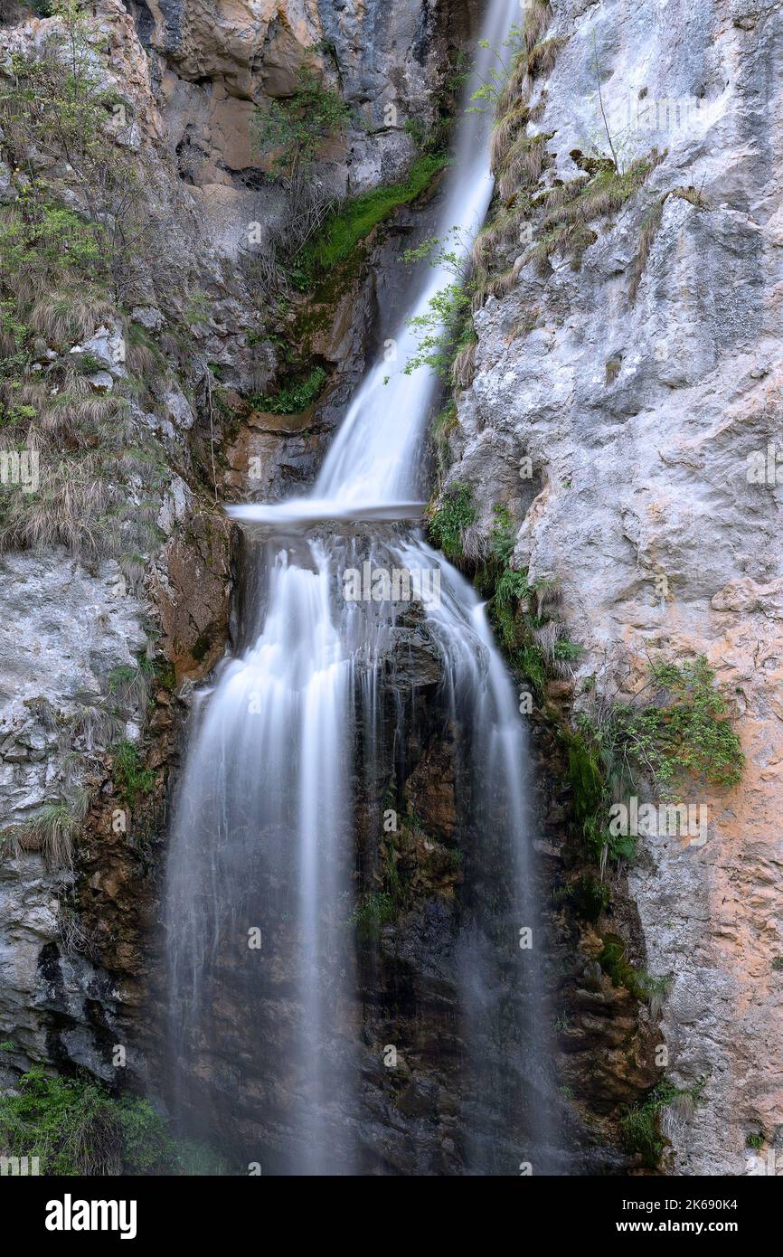 Vue rapprochée de la cascade de Dalbina dans les montagnes Apuseni, Roumanie Banque D'Images