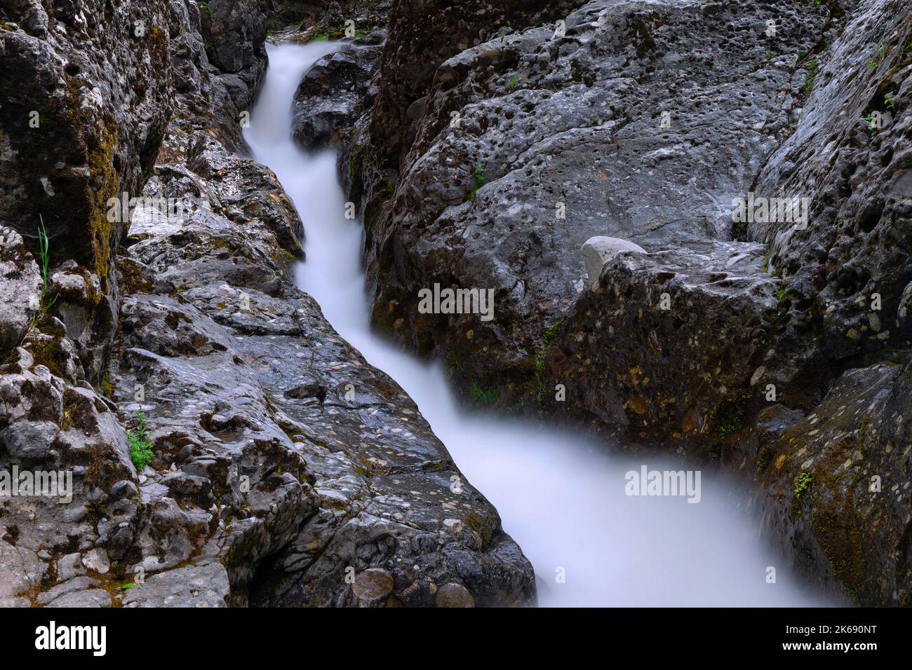 Détail de la cascade de montagne dans les montagnes Apuseni, Roumanie Banque D'Images