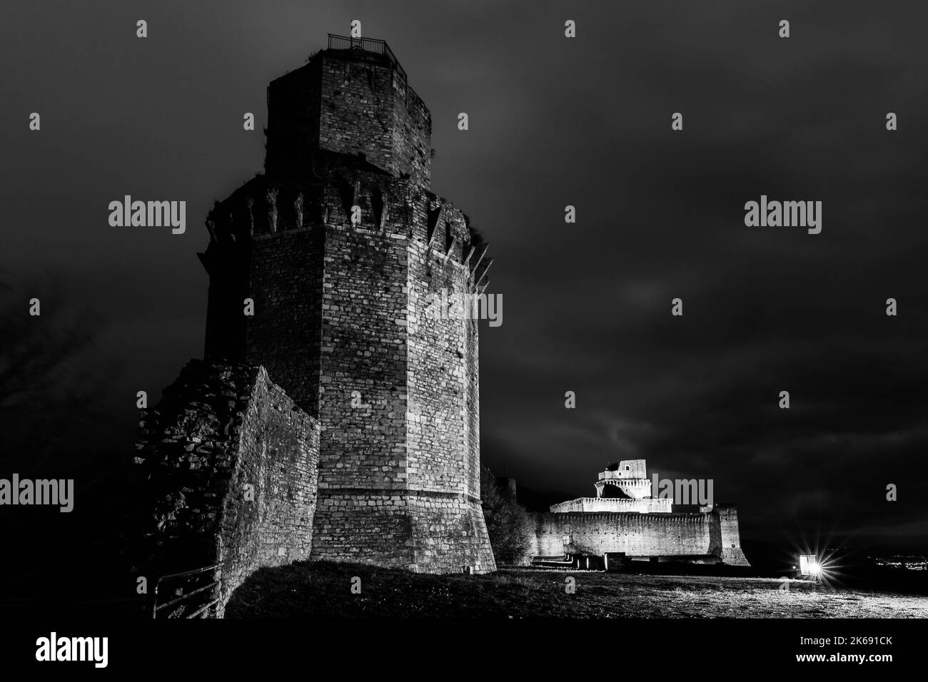Vue panoramique sur Rocca Maggiore, Assise, Ombrie le soir Banque D'Images