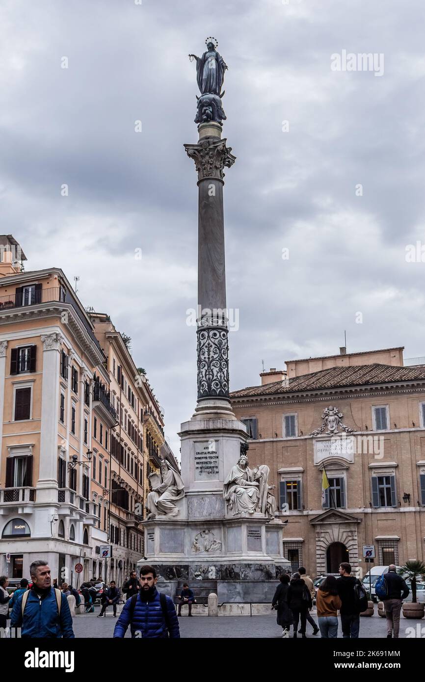 ROME, ITALIE - 02 DÉCEMBRE 2019 : colonne de la place espagnole (Piazza di Spagna) à Rome, Italie Banque D'Images