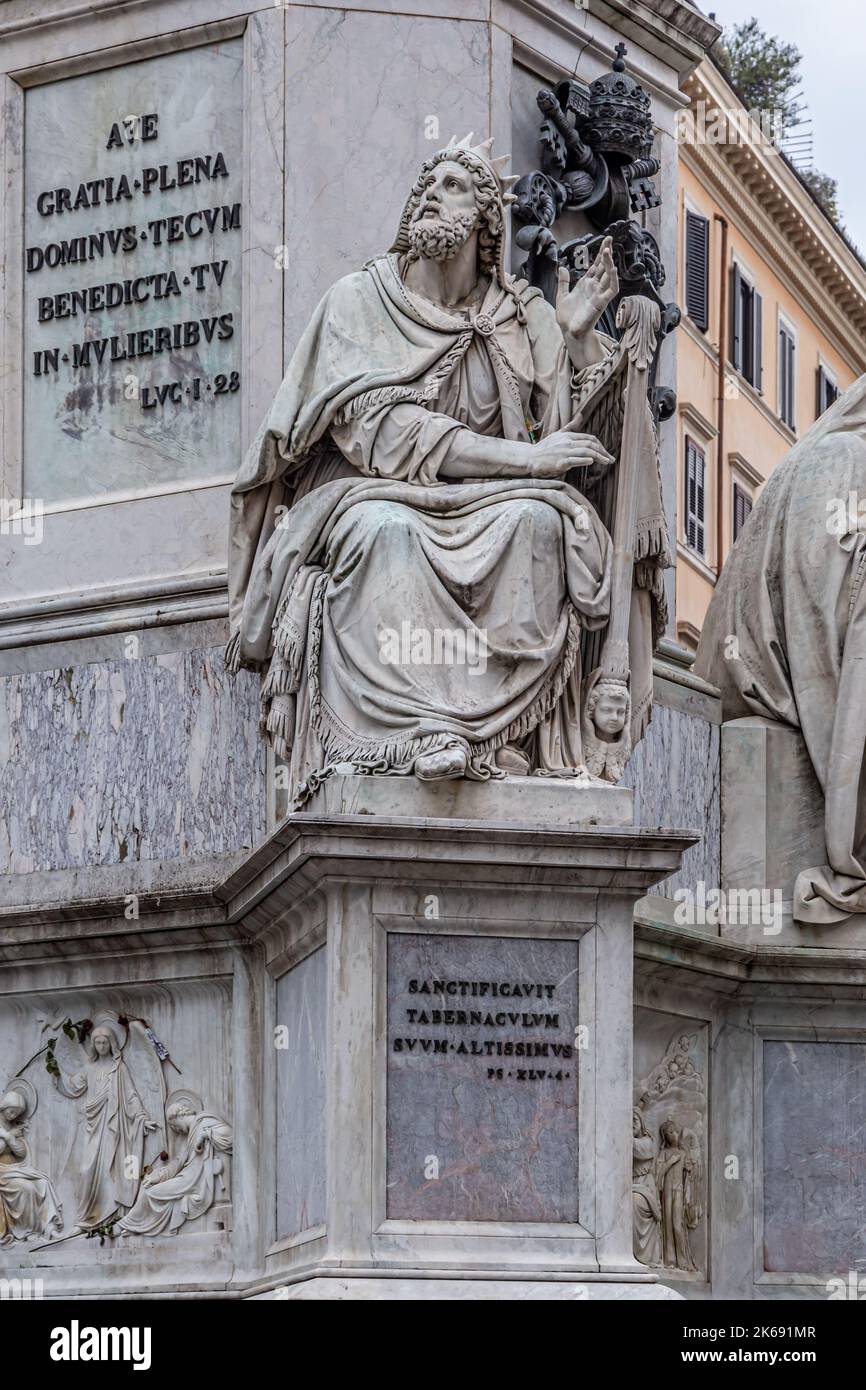 ROME, ITALIE - 02 DÉCEMBRE 2019 : colonne de la place espagnole (Piazza di Spagna) à Rome, Italie Banque D'Images