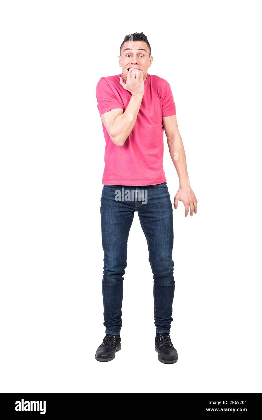 Homme anxieux mordant les ongles dans un studio blanc Banque D'Images