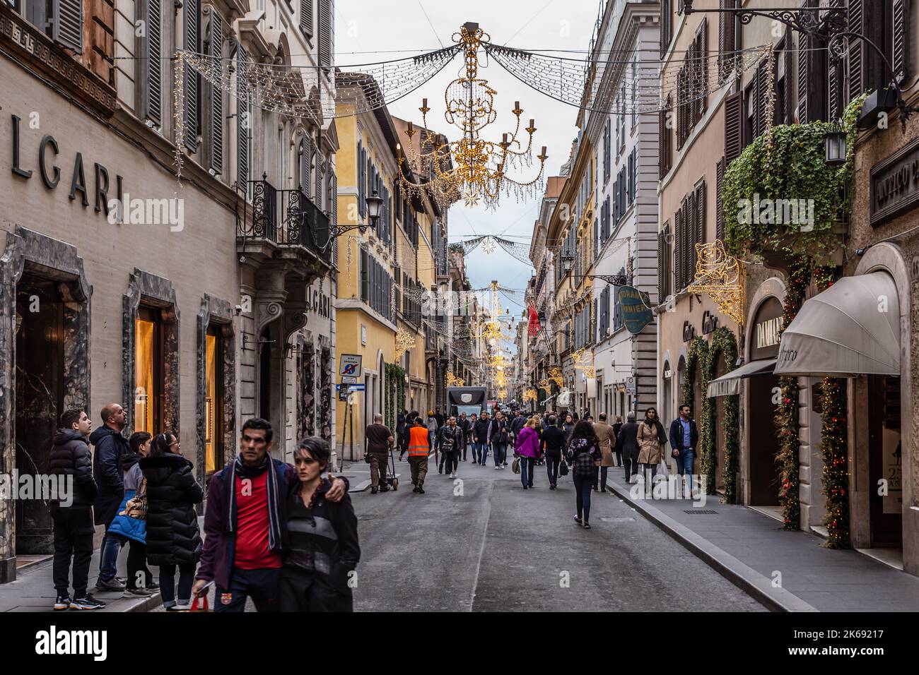 ROME, ITALIE - 01 DÉCEMBRE 2019: Rues du centre historique de Rome, bâtiment, les habitants et les touristes marchant dans la ville sur des rues étroites de vieux tow Banque D'Images