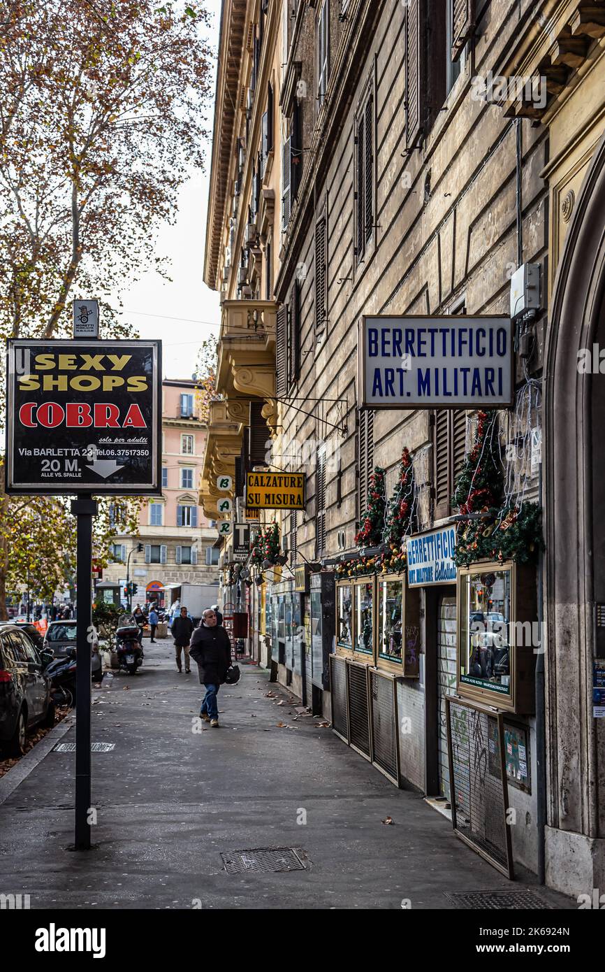 ROME, ITALIE - 01 DÉCEMBRE 2019: Rues du centre historique de Rome, bâtiment, les habitants et les touristes marchant dans la ville sur des rues étroites de vieux tow Banque D'Images