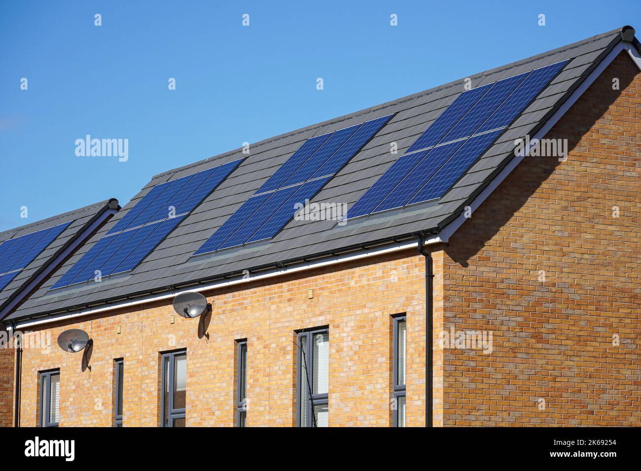 Nouveaux appartements modernes avec panneaux solaires sur le toit à Londres Banque D'Images