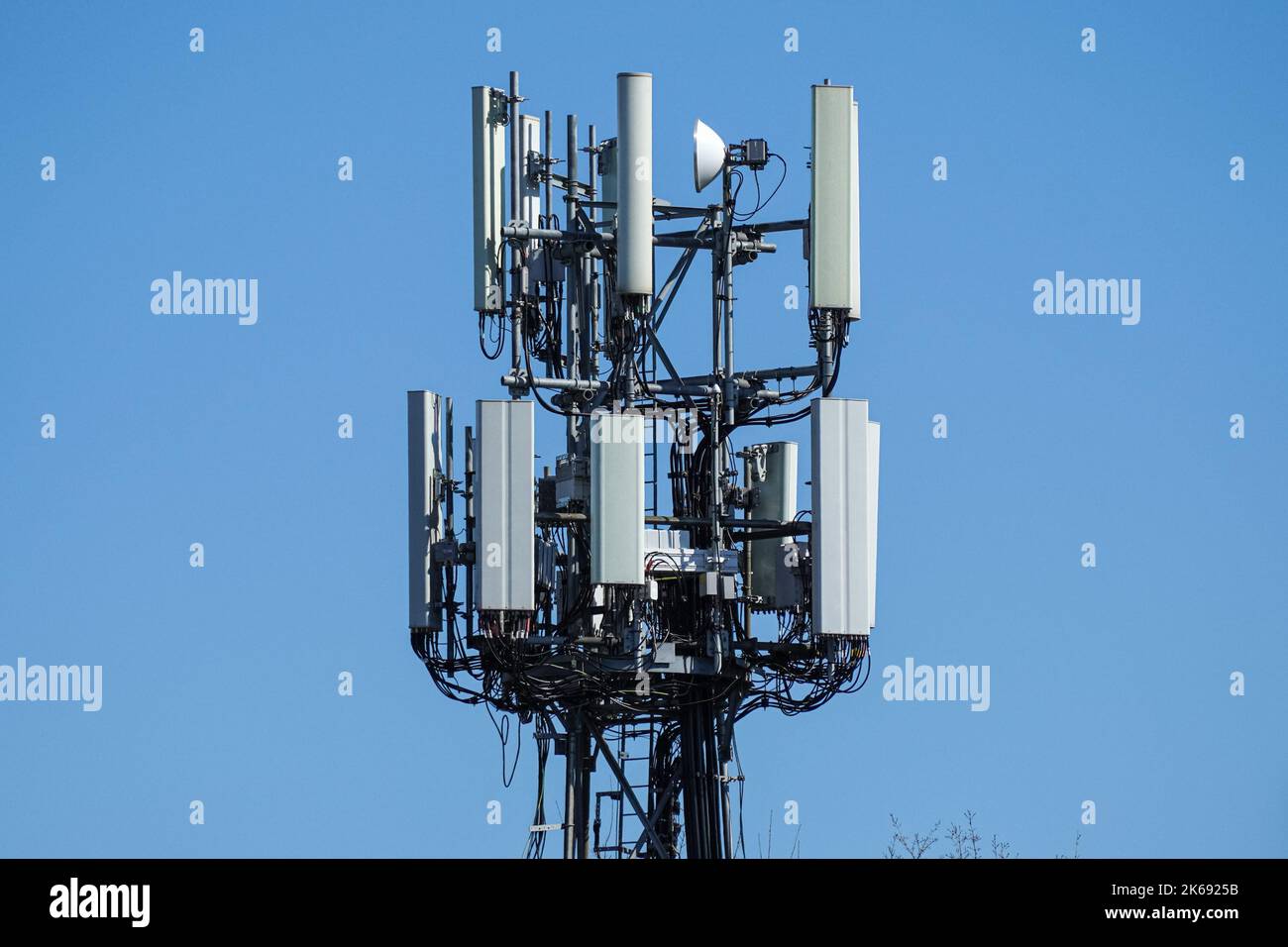 Téléphone cellulaire, tour de télécommunication de téléphone mobile avec antennes sur le ciel bleu Banque D'Images
