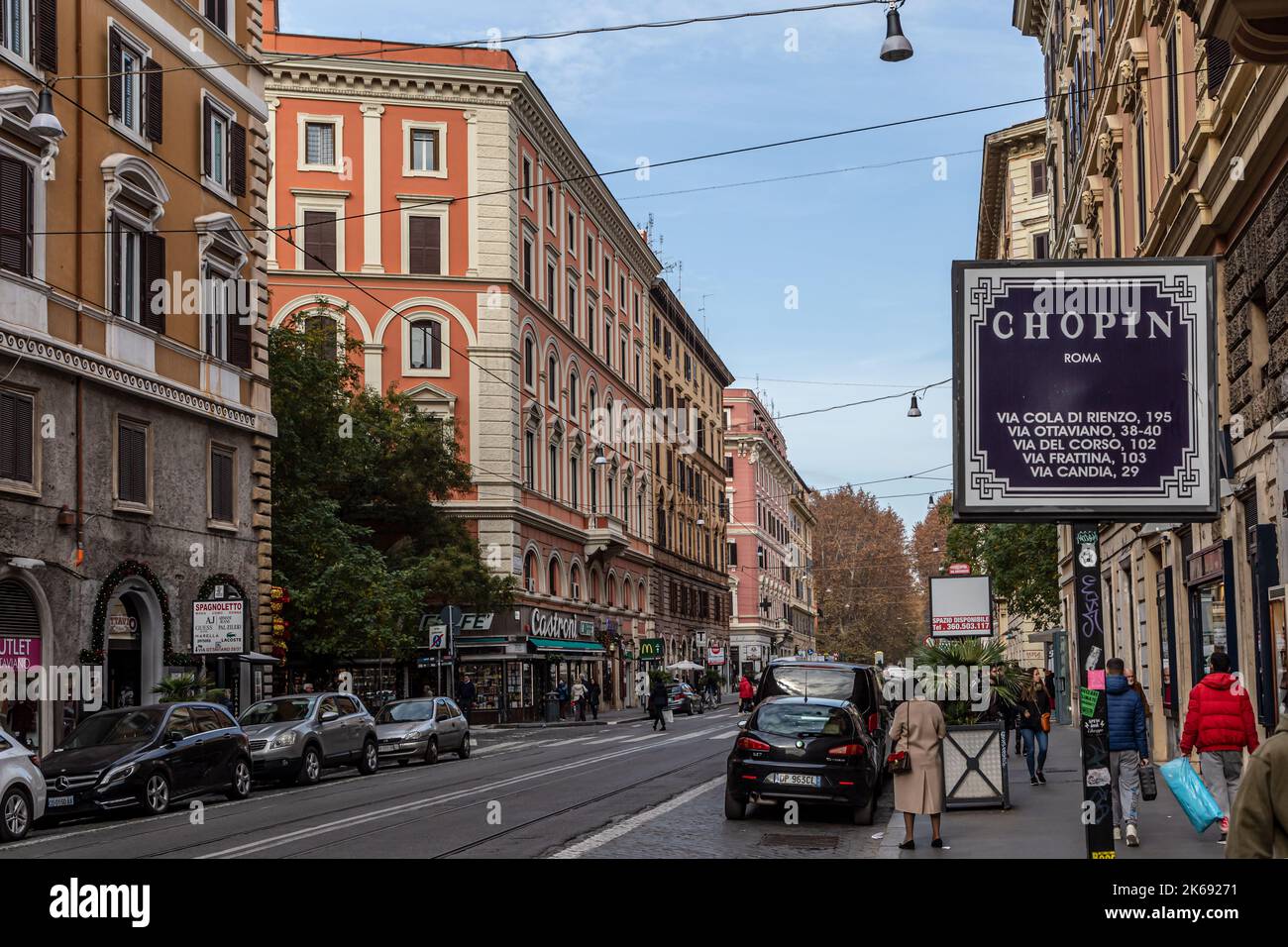 ROME, ITALIE - 01 DÉCEMBRE 2019: Rues du centre historique de Rome, bâtiment, les habitants et les touristes marchant dans la ville sur des rues étroites de vieux tow Banque D'Images