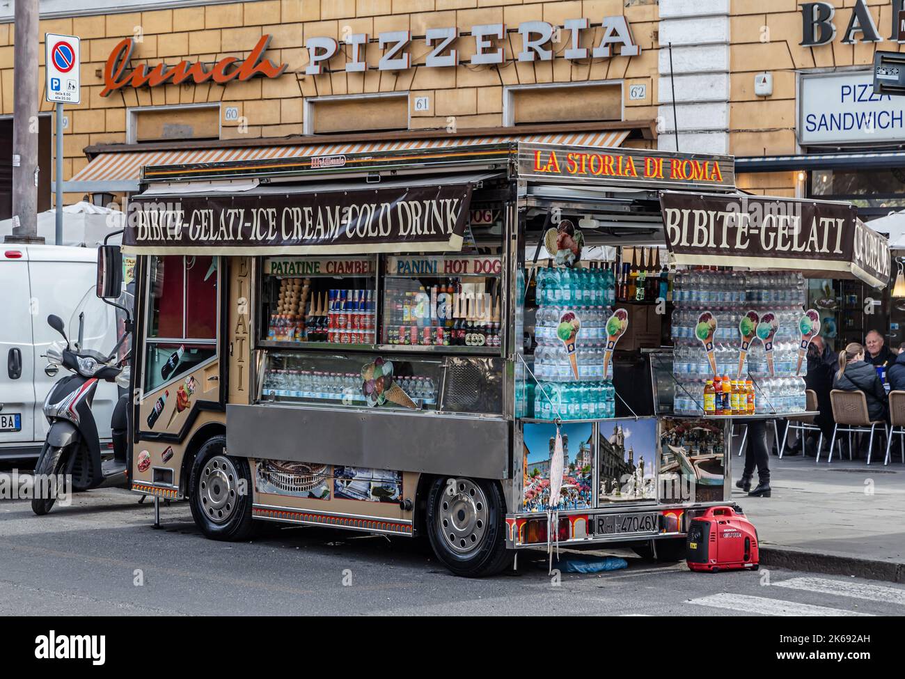 ROME, ITALIE - 01 DÉCEMBRE 2019 : camion de crème glacée, de fast-food et de bonbons à Rome, Italie Banque D'Images