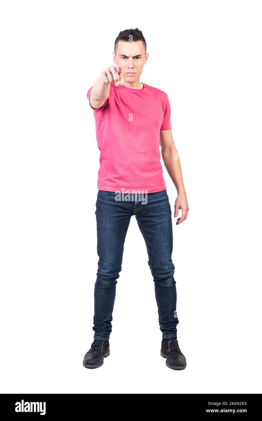 Frowning homme pointant vers l'appareil photo et vous blâmant Banque D'Images