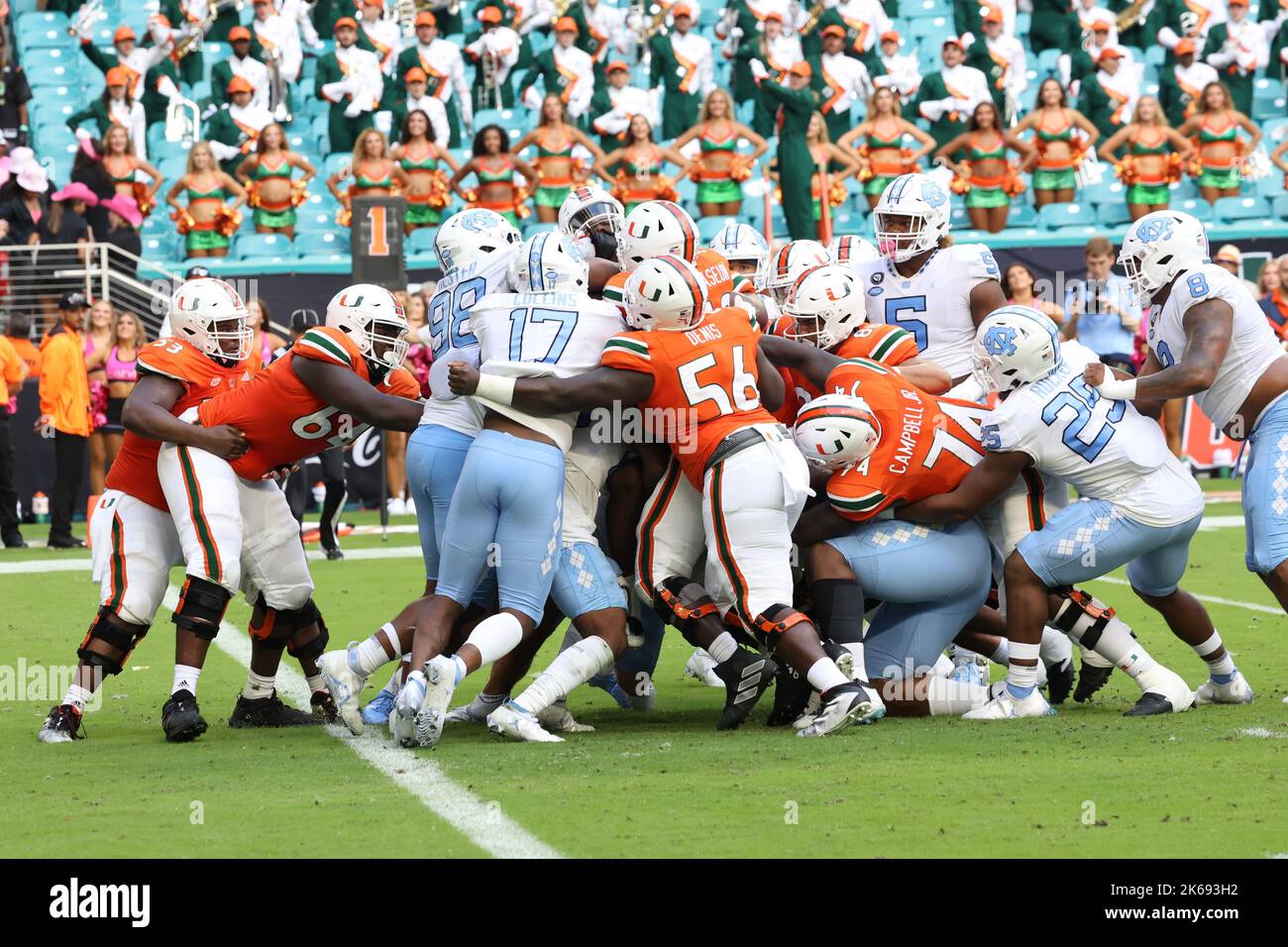 Les joueurs offensifs des Miami Hurricanes essaient de tirer et de repousser leur course dans la zone finale, mais le retour est arrêté par la défense des North Carolina Tar Heels au Hard Rock Stadium le 8 octobre 2022 à Miami Gardens, en Floride. North Carolina Tar Heels a battu Miami Hurricanes 27-24 (crédit : Paul Fong/image of Sport) Banque D'Images Les joueurs offensifs des Miami Hurricanes essaient de tirer et de repousser leur course dans la zone finale, mais le retour est arrêté par la défense des North Carolina Tar Heels au Hard Rock Stadium le 8 octobre 2022 à Miami Gardens, en Floride. North Carolina Tar Heels a battu Miami Hurricanes 27-24 (crédit : Paul Fong/image of Sport) Banque D'Images