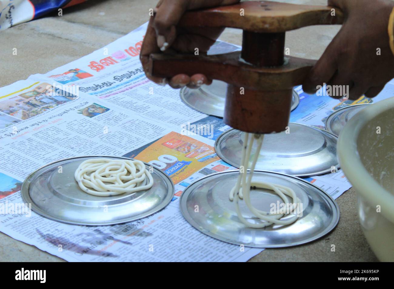 Préparation traditionnelle du riz Murukku maison du sud de l'Inde pour les collations du festival Diwali Banque D'Images