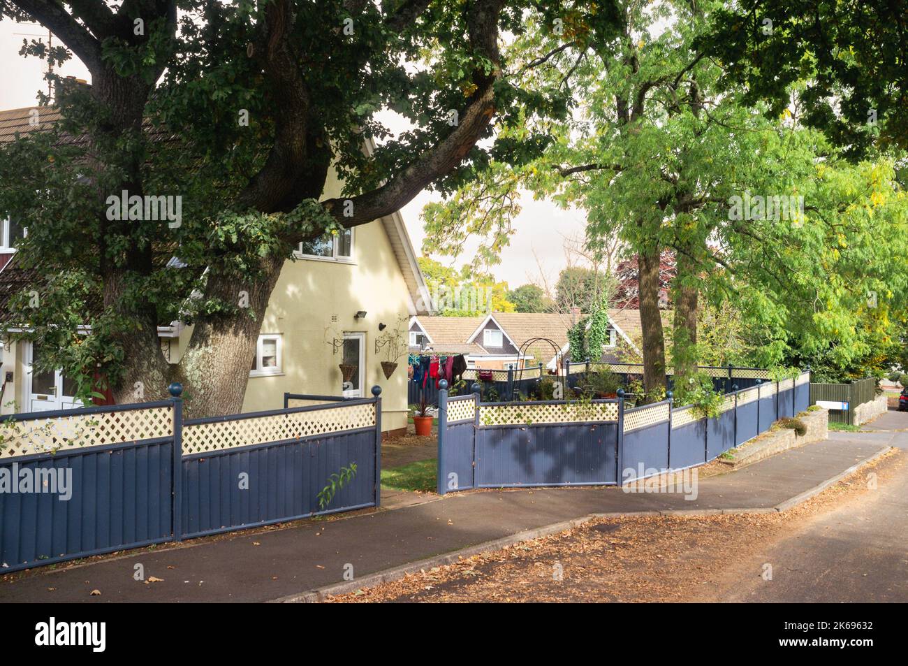 Lavage en cours de séchage lors d'une journée d'automne ensoleillée. La vie de village. Pays de Galles du Sud Banque D'Images