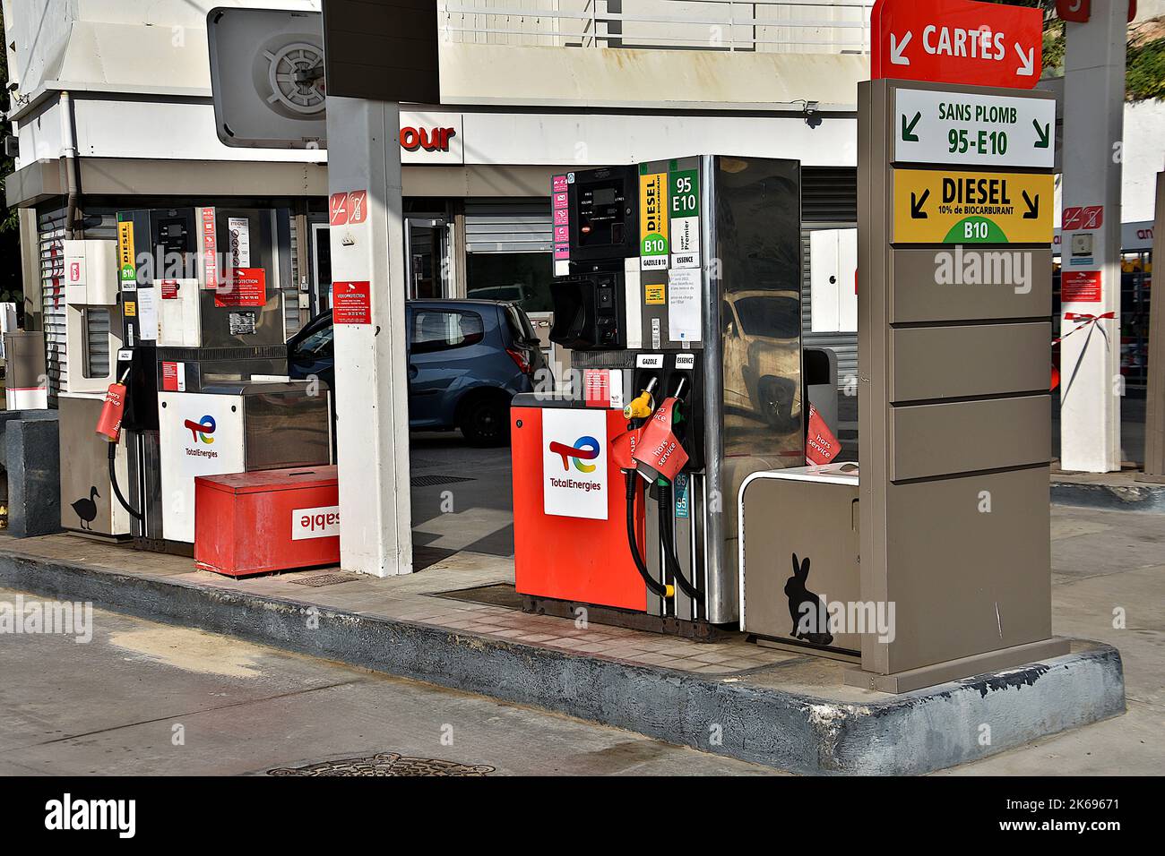 Marseille, France. 12th octobre 2022. Vue générale d'une station-service TotalEnergies sans carburant à Marseille. Un tiers des stations-service françaises sont touchées par des pénuries de carburant dues à la grève du personnel des groupes pétroliers TotalEnergies et Esso-ExxonMobil, qui poursuivent leur mouvement pour obtenir de meilleurs salaires. (Photo de Gerard Bottino/SOPA Images/Sipa USA) crédit: SIPA USA/Alay Live News Banque D'Images