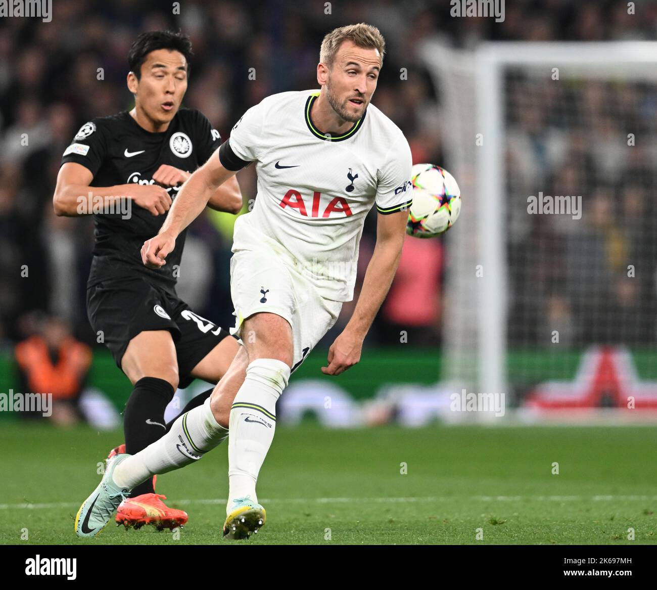 Londres, Royaume-Uni. 12th octobre 2022. Football: Ligue des champions, Tottenham Hotspur - Eintracht Frankfurt, Groupe D, Journée de rencontre 4 au stade Tottenham Hotspur: Le Makoto Hasebe de Francfort (l) lutte pour le ballon contre Harry Kane de Tottenham. Credit: Arne Dedert/dpa/Alay Live News Banque D'Images