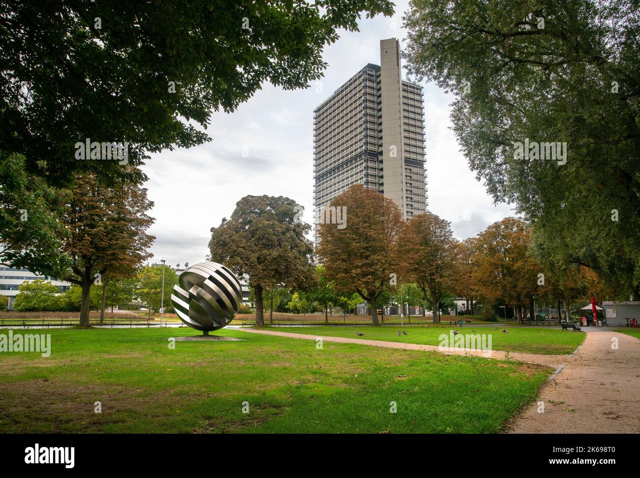 09-18-2022 Bonn, Allemagne Deutsche Welle signe et bâtiment en hauteur trop - DW et les oies marchant sur l'herbe et le parc et le chemin du jardin Banque D'Images