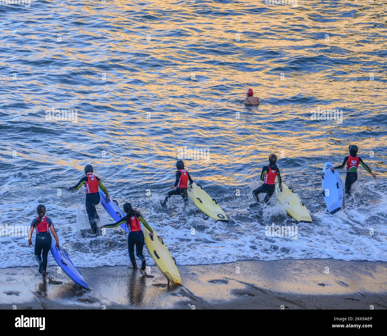 Biarritz, France - 15 janvier 2022 : surfeurs sur la plage des Côtes des Basques Banque D'Images