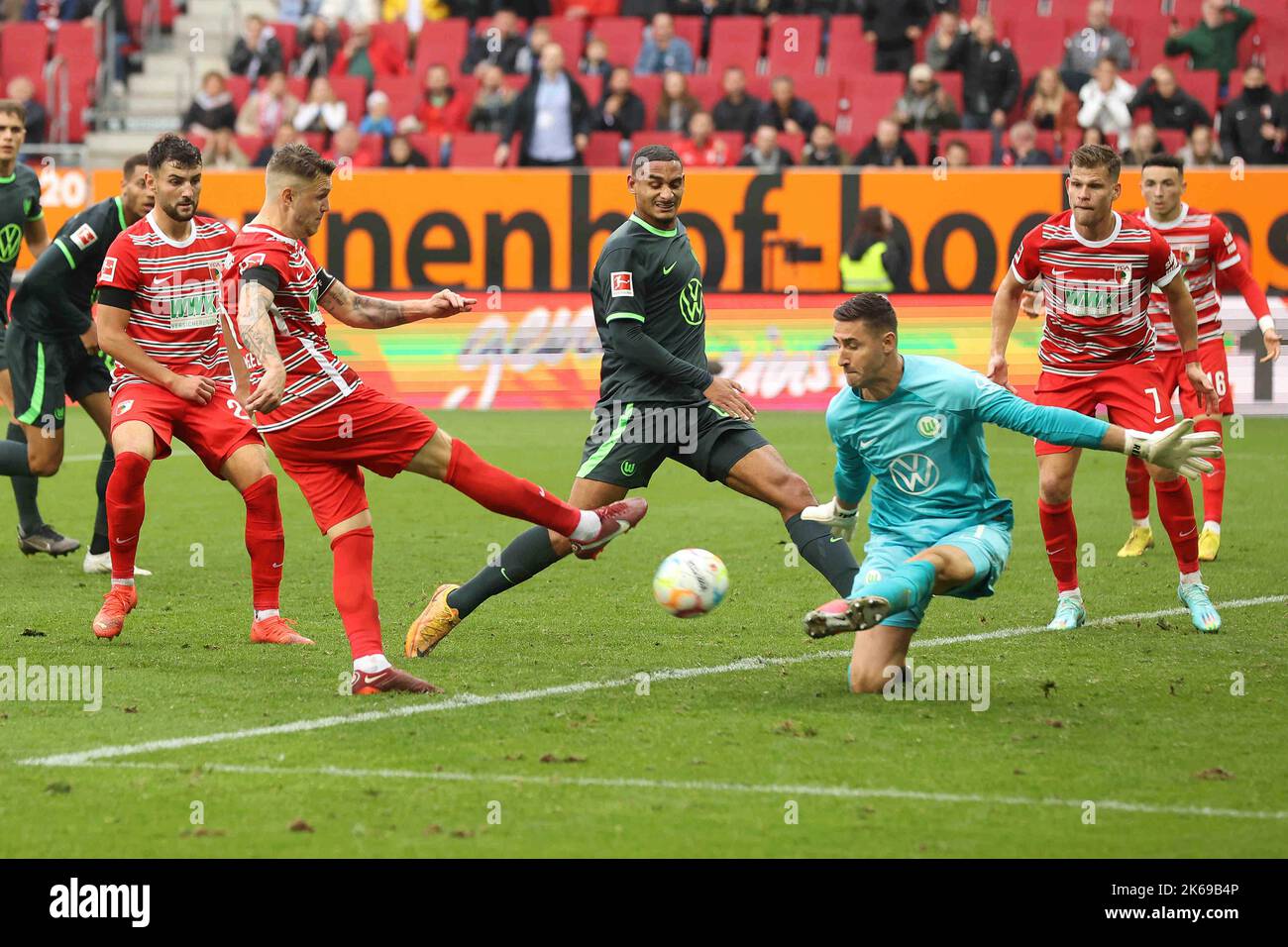 Augsbourg, Allemagne. 08th octobre 2022. Firo : 08.10.2022, football, football, 1st ligue, 1st Bundesliga, Saison 2022/2023, 9th jour d'allumette FC Augsburg - VfL Wolfsburg Florian Niederlechner, FC Augsburg, FCA, Augsburg, Koen Casteels, VFL Wolfsburg, Wolfsburg, Figure entière, crédit : dpa/Alay Live News Banque D'Images