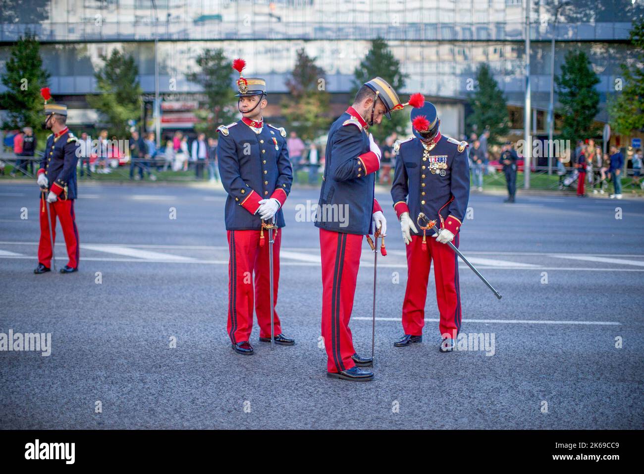 Madrid, Espagne. 12th octobre 2022. Les membres du King's Memorial Regiment se reposent de l'entraînement avant le début du défilé militaire. L'Espagne célèbre ses fêtes nationales ainsi que la commémoration de l'arrivée de Christophe Colomb dans le nouveau monde avec le défilé traditionnel des forces armées à Madrid. (Photo par Luis Soto/SOPA Images/Sipa USA) crédit: SIPA USA/Alay Live News Banque D'Images