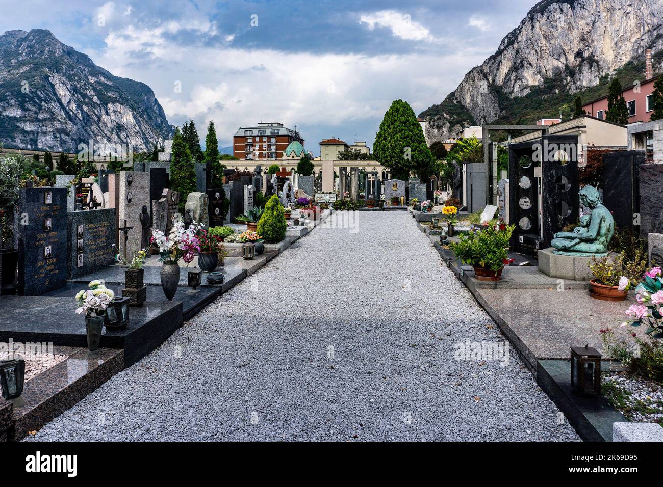 Cimetière monumental de Lecco, Italie. Ouvert en 1882 et souvent décrit comme un musée en plein air en raison du nombre de statues. Banque D'Images