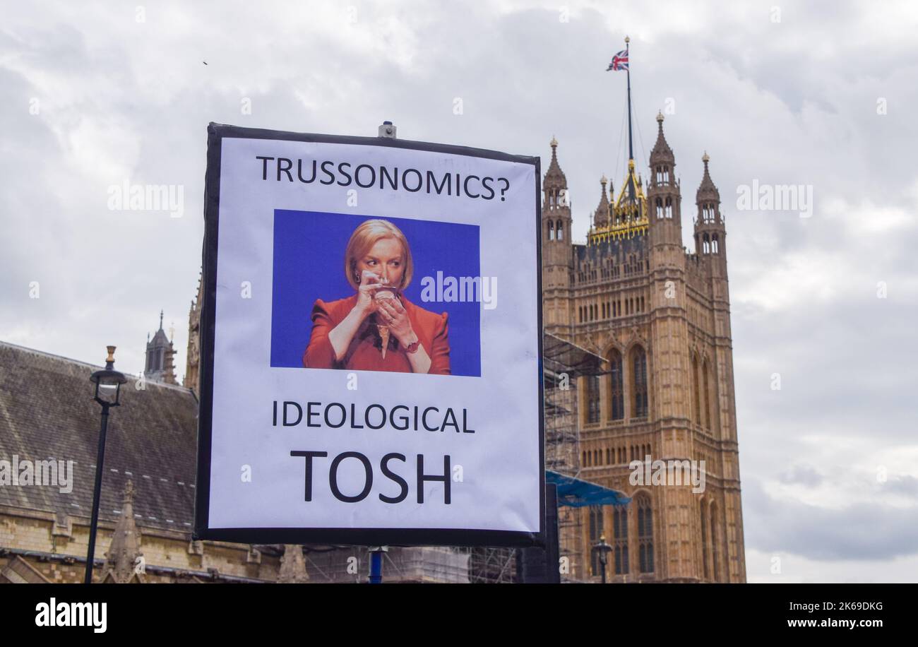 Londres, Royaume-Uni. 12th octobre 2022. Un écriteau « Trussonomics » est visible pendant la démonstration sur la place du Parlement. Des manifestants anti-conservateurs se sont rassemblés à Westminster alors que Liz Truss était confronté à des questions des premiers ministres (QPM). (Photo de Vuk Valcic/SOPA Images/Sipa USA) crédit: SIPA USA/Alay Live News Banque D'Images