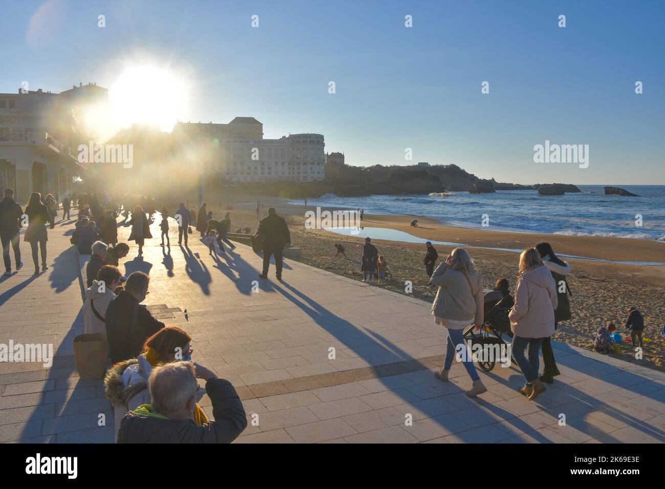 Biarritz, France - 15 janvier 2023 : les visiteurs profitent du soleil d'hiver sur la promenade du front de mer de la Grand Plage de Biarritz Banque D'Images