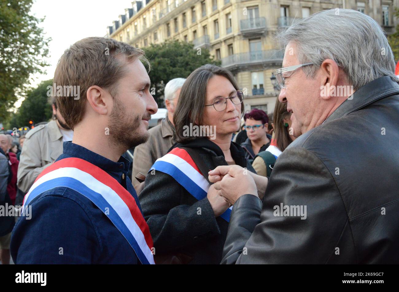 En réaction à l'attaque contre le droit de grève par le ministre E. borne, les syndicats et les partis de gauche se sont réunis devant l'hôtel de ville de Paris Banque D'Images