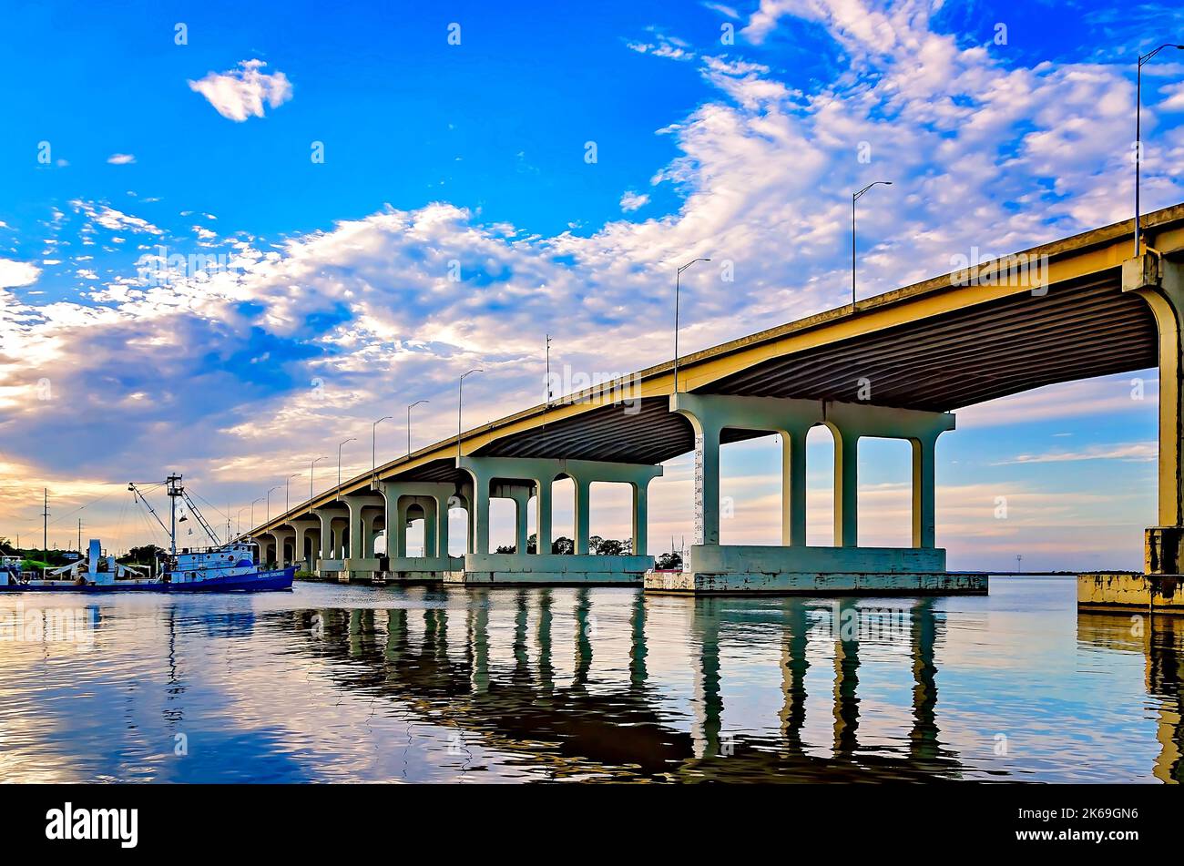 Un bateau à crevettes se déplace le long de la rivière Pascagoula vers