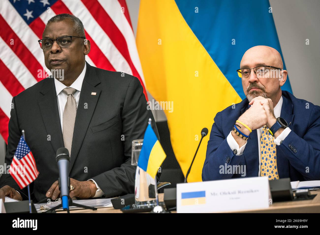 Le secrétaire à la Défense, Lloyd J. Austin III, et le ministre ukrainien de la Défense, Oleksii Reznikov, lors de la sixième réunion du Groupe de contact sur la Défense en Ukraine, au siège de l'OTAN, à Bruxelles, en Belgique, le 12 octobre 2022. Il s’agit de la sixième rencontre de dirigeants de la défense du monde depuis l’invasion injustifiée et injustifiée de l’Ukraine par la Russie. (Photo DoD par Chad J. McNeeley) Banque D'Images