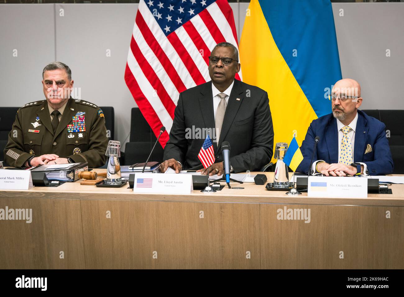 Le général Mark Milley, président des chefs d'état-major interarmées, le secrétaire à la Défense Lloyd J. Austin III et le ministre ukrainien de la Défense Oleksii Reznikov à la sixième réunion du Groupe de contact sur la défense en Ukraine au siège de l'OTAN, Bruxelles, Belgique, 12 octobre 2022. (Photo DoD par Chad J. McNeeley) Banque D'Images