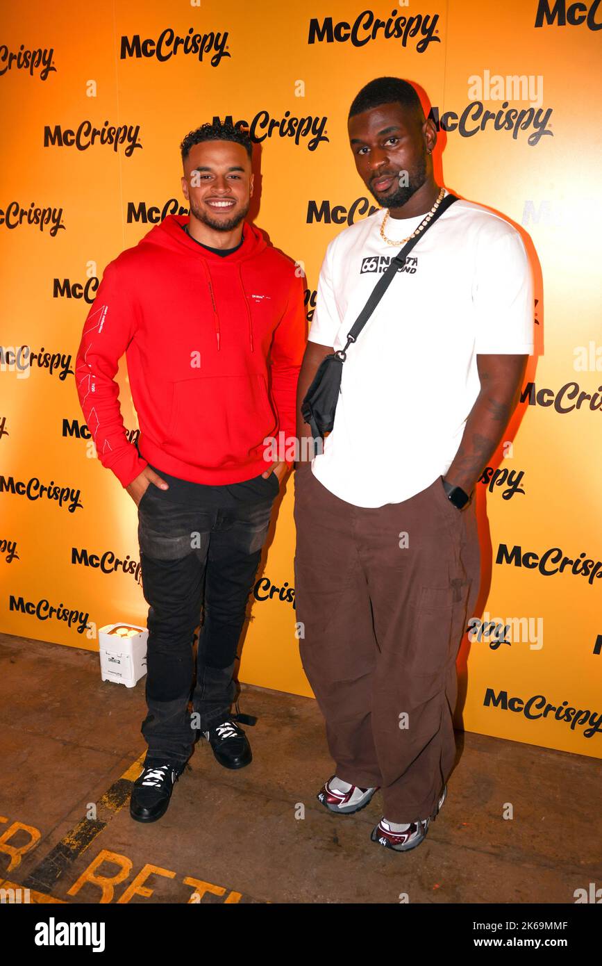 USAGE ÉDITORIAL EXCLUSIF Toby Aromolaran et Dami Hope assistent à l'événement de jeu ultime de McDonald's à Manchester pour marquer le lancement du nouveau hamburger McCrispy. Date de la photo: Mercredi 12 octobre 2022. Banque D'Images