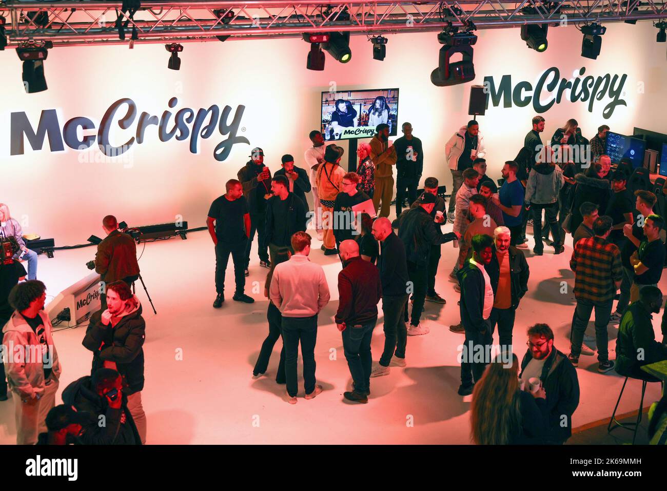 USAGE ÉDITORIAL SEULS les invités participent à l'événement de jeu McDonald's Ultimate à Manchester pour marquer le lancement du nouveau hamburger McRispy. Date de la photo: Mercredi 12 octobre 2022. Banque D'Images