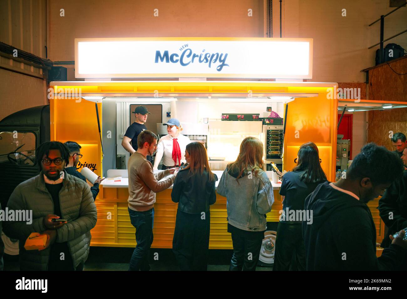 USAGE ÉDITORIAL SEULS les invités participent à l'événement de jeu McDonald's Ultimate à Manchester pour marquer le lancement du nouveau hamburger McRispy. Date de la photo: Mercredi 12 octobre 2022. Banque D'Images
