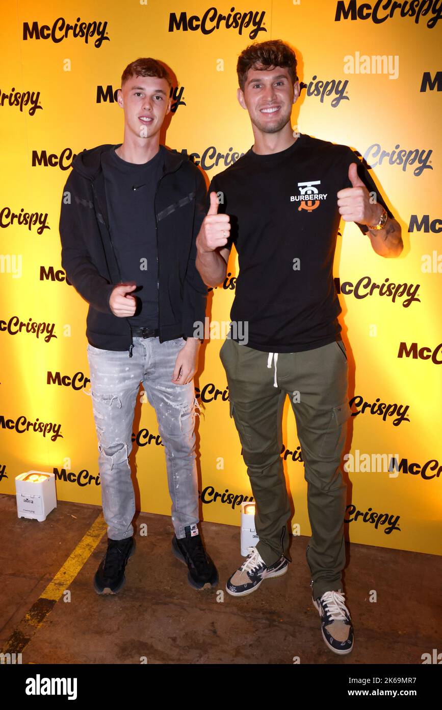 USAGE ÉDITORIAL SEULS Cole Palmer et John Stones (à droite) participent à l'événement de jeu McDonald's ultime à Manchester pour marquer le lancement du nouveau hamburger McCreppy. Date de la photo: Mercredi 12 octobre 2022. Banque D'Images