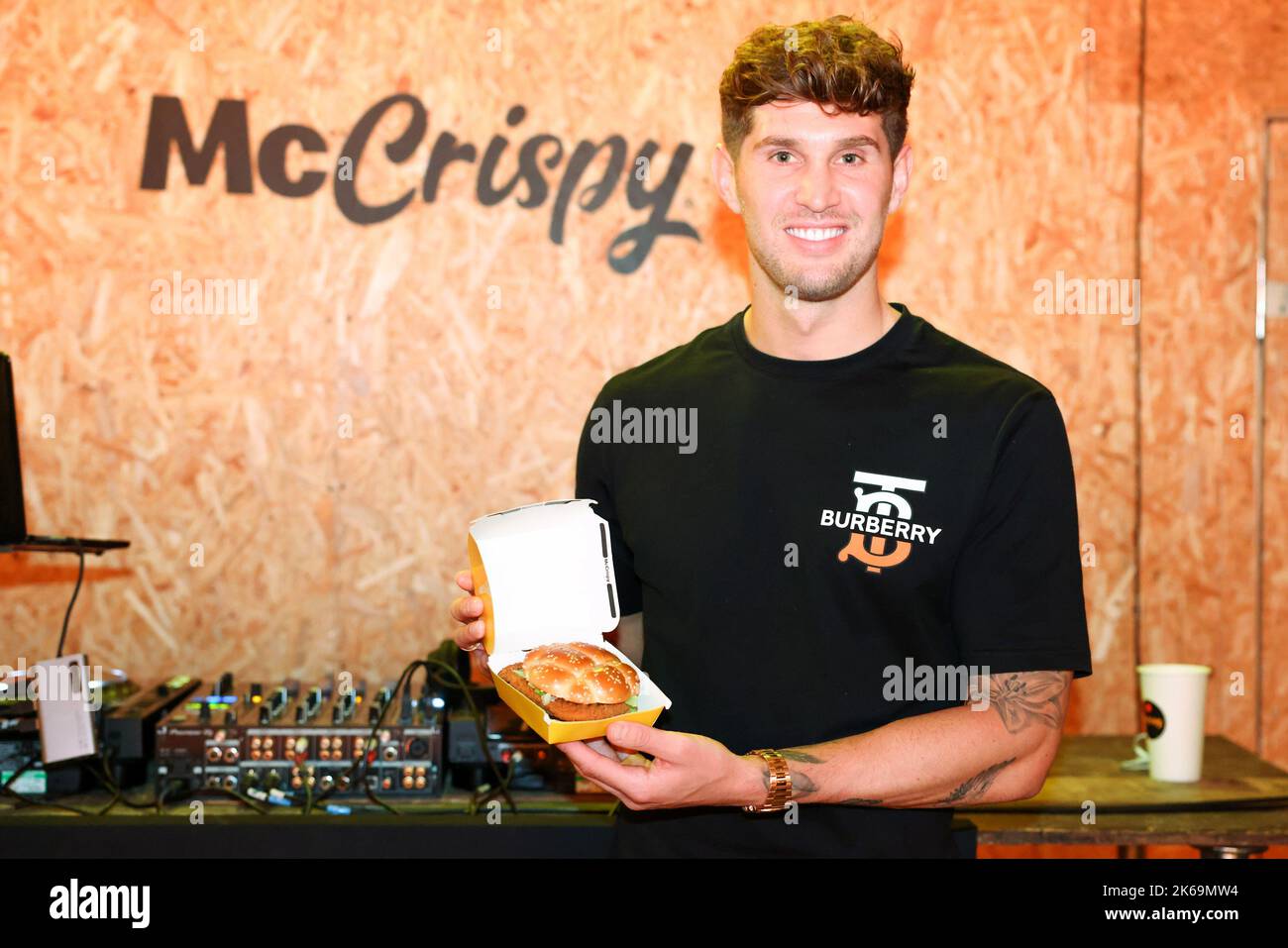 USAGE ÉDITORIAL SEUL John Stones participe à l'événement de jeu ultime de McDonald's à Manchester pour marquer le lancement du nouveau hamburger McCrispy. Date de la photo: Mercredi 12 octobre 2022. Banque D'Images