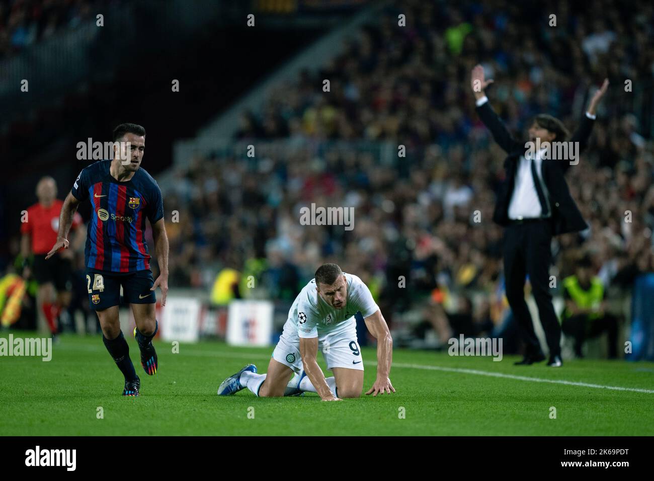 Barcelone, Espagne, 12, octobre 2022. Espagne-football-Champions League FC Barcelone / Inter Milan. (24) Eric Garcia, (09) Edin Dzeko et Simone Inzaghi entraîneur-chef d'Inter Milano. Crédit : Joan G/Alay Live News Banque D'Images