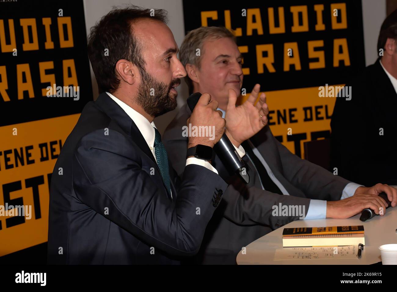 Rome, Italie. 12th octobre 2022. Le directeur du journal 'il Foglio' Claudio Cerasa (L) présente son livre 'le catène della destra (les chaînes de droite)' avec le journaliste Giuseppe de Filippi (R). Crédit : SOPA Images Limited/Alamy Live News Banque D'Images