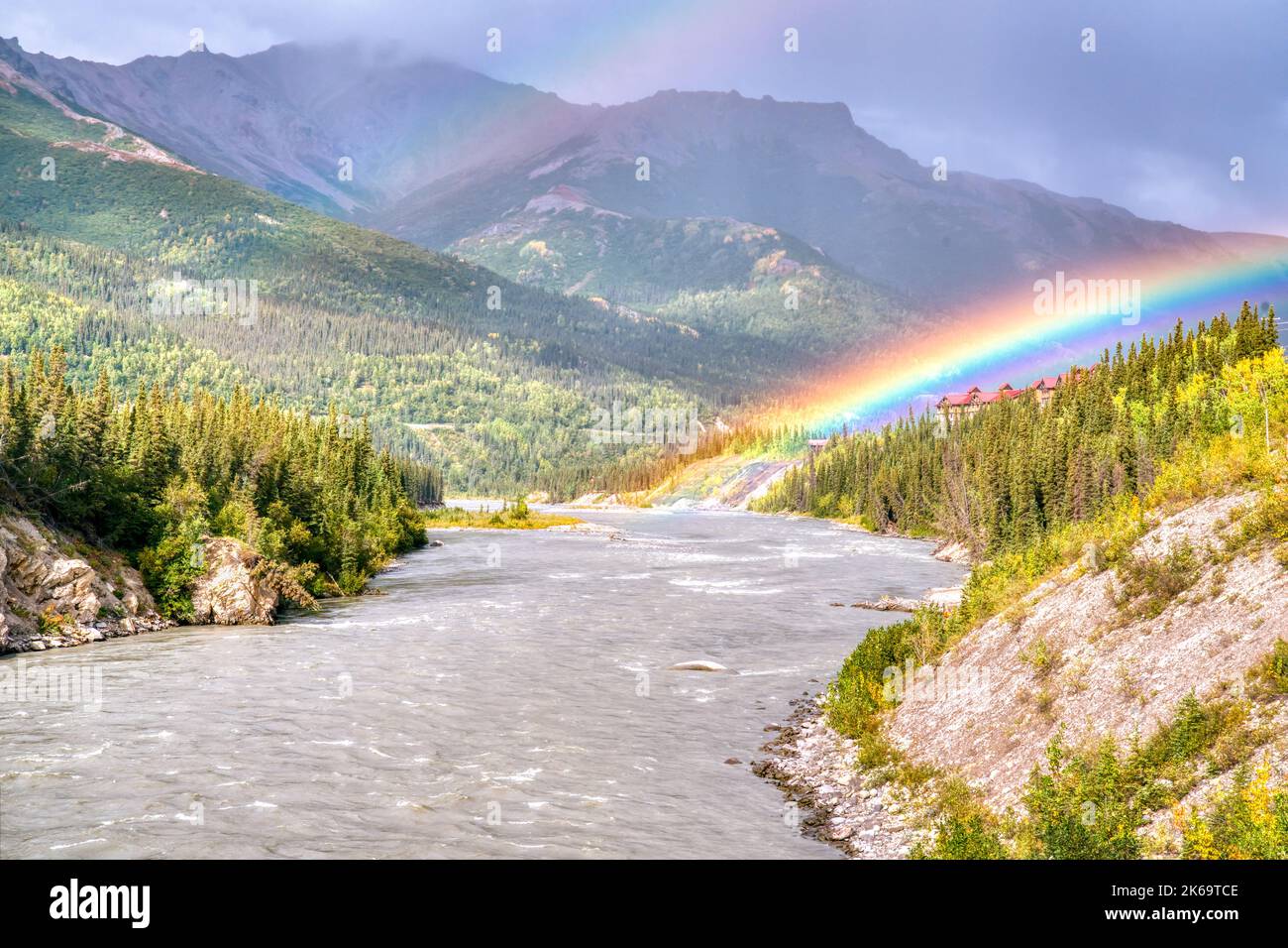 Magnifique arc-en-ciel au-dessus de la rivière Nenana dans le parc national de Denali, en Alaska Banque D'Images