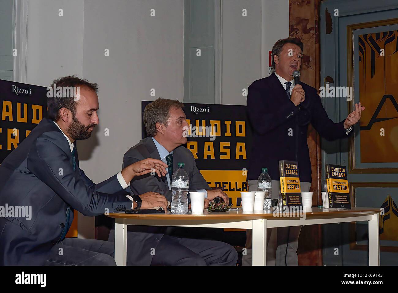 Rome, Italie. 12th octobre 2022. L'ancien Premier ministre italien et le parti politique italien Viva Matteo Renzi parle lors de la présentation du livre "le catène della destra (les chaînes de la droite)", écrit par le directeur du journal "il Foglio" Claudio Cerasa. (Photo par Vincenzo Nuzzolese/SOPA Images/Sipa USA) crédit: SIPA USA/Alamy Live News Banque D'Images