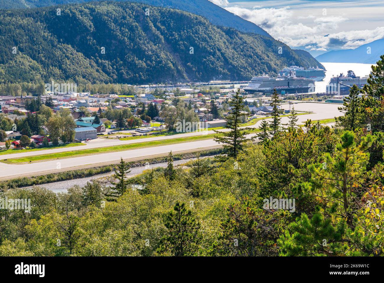 Skagway, Alaska - 7 septembre 2022 : vue sur la ville et le port de Skagway, Alaska pendant la saison touristique Banque D'Images