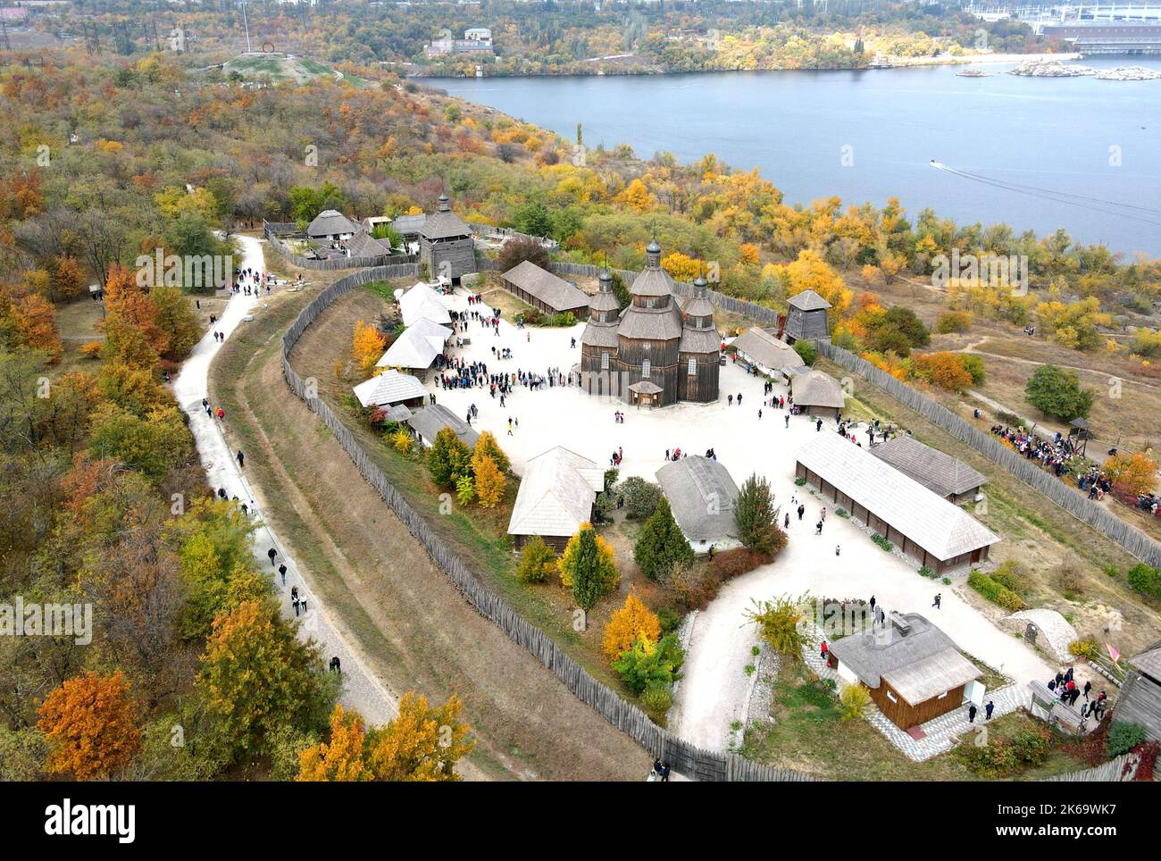 Ukraine Zaporizhzhia Cosaques. Ancienne église et forteresse en bois ancien se trouve sur l'île de Khortytsya, dans la ville ukrainienne de Zaporozhye. Journée des défenseurs, fête des Banque D'Images