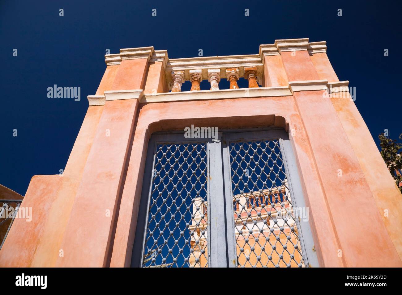 Vieilles portes de portail en fer peint gris, Oia, Santorin, Grèce. Banque D'Images