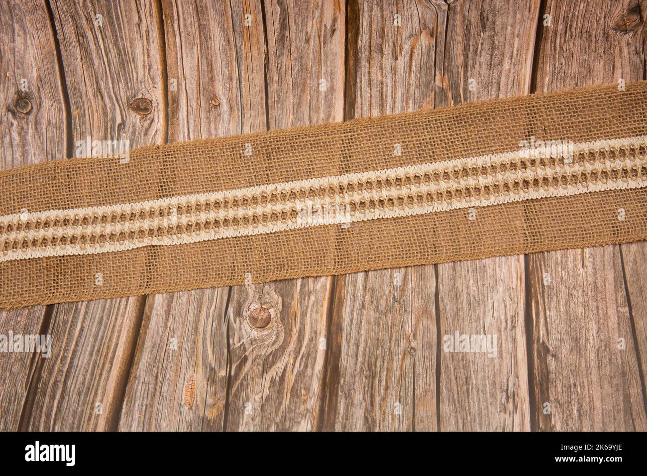 Un gros plan d'une bande de toile de jute naturelle sur une surface en bois Banque D'Images