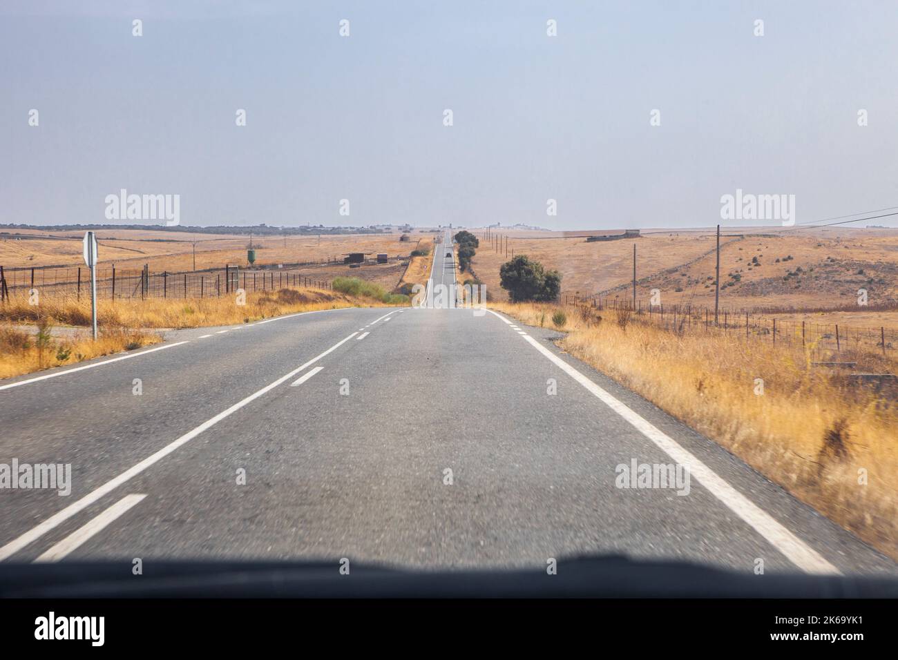 Route locale avec changements de pente constants. Vue de l'intérieur de la voiture Banque D'Images