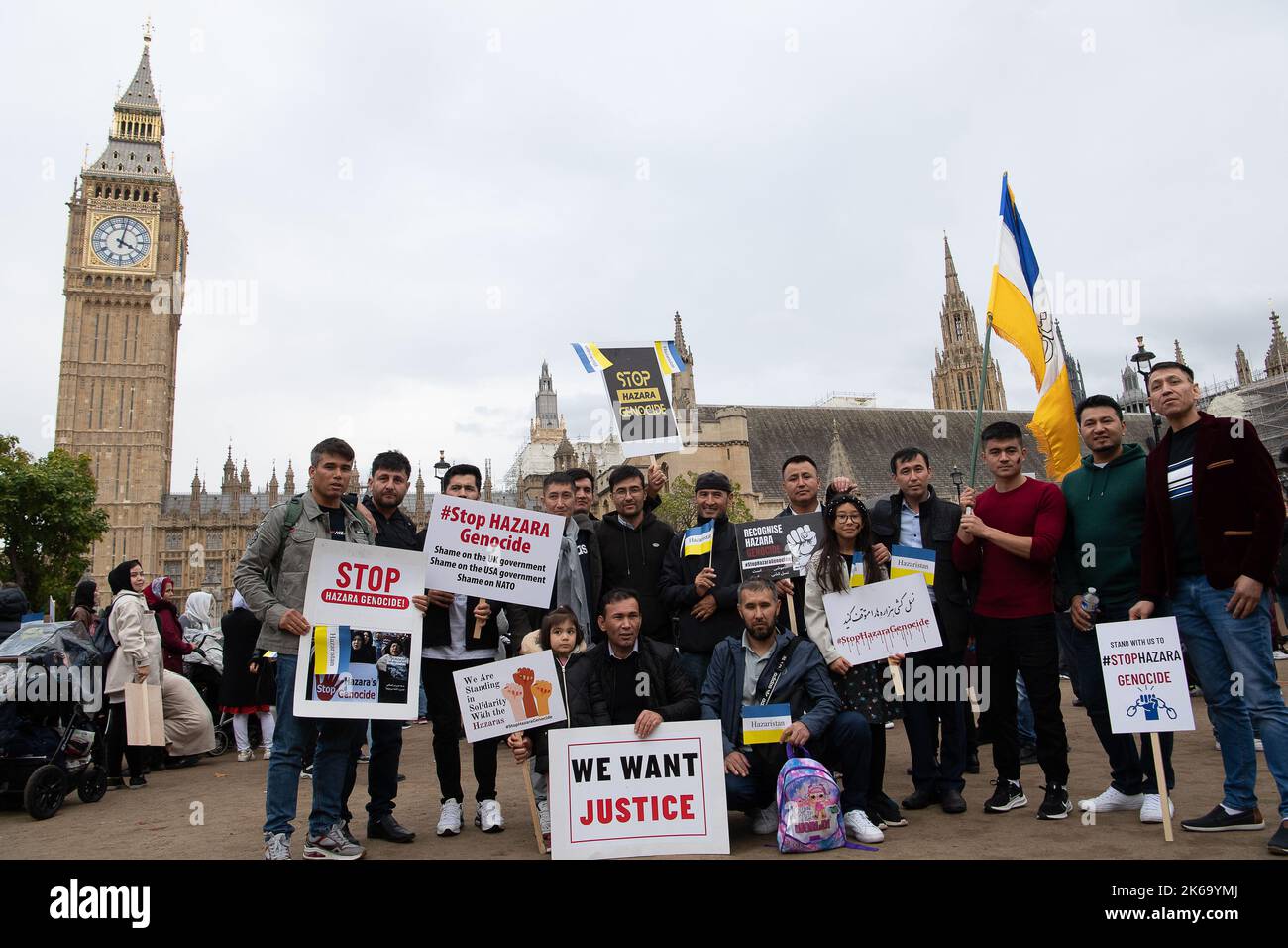 Westminster, Londres, Royaume-Uni. 12th octobre 2022. Aujourd'hui, des centaines d'hommes, de femmes et d'enfants ont organisé une manifestation contre le génocide Stop Hazara devant le Parlement à la suite de l'attentat à la bombe suicide du 30th septembre au Centre d'enseignement supérieur de Kaaj à Kaboul, en Afghanistan. 53 personnes ont été tuées dans l'attentat-suicide et plus de 100 ont été blessées. Beaucoup d'entre eux étaient de jeunes filles Hazara qui avaient passé des examens au moment de l'attaque. Personne n'a revendiqué la responsabilité des meurtres. Crédit : Maureen McLean/Alay Live News Banque D'Images