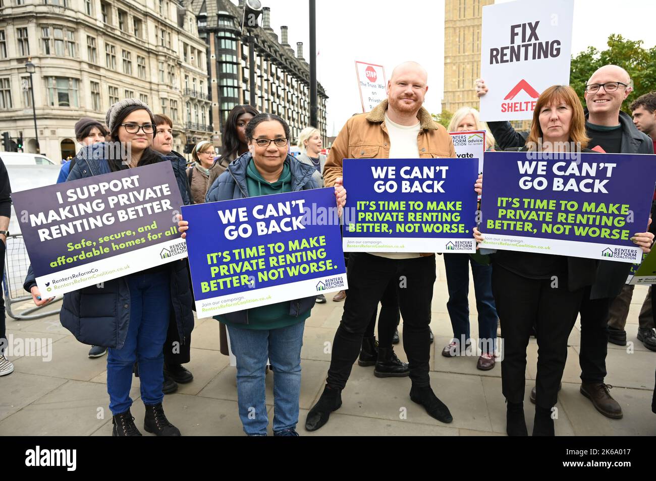 Parliament Square, Londres, Royaume-Uni. 12 octobre 2022. John McDonnell, membre de la Coalition réformiste conjointe des locataires et des partisans, se sont joints à la manifestation au Parlement pour demander au gouvernement d'agir. Les locataires privés ne peuvent pas passer un autre hiver dans des maisons froides, humides et peu sûres. Nous avons besoin de la #RentersReformBill, comme promis. #RentersAreWaiting et #StopEviction. Crédit : voir Li/Picture Capital/Alamy Live News Banque D'Images