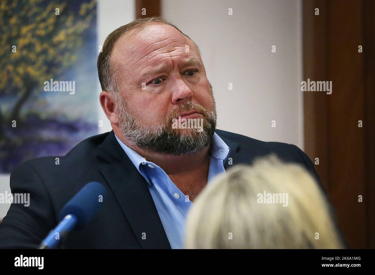 Austin, Texas, États-Unis. 12th octobre 2022. Alex Jones tente de répondre aux questions sur ses courriels posées par un avocat pendant le procès au palais de justice du comté de Travis mercredi. Jones a témoigné mercredi qu'il comprend maintenant qu'il était irresponsable de lui de déclarer le massacre de l'école élémentaire Sandy Hook un canular et un t Banque D'Images