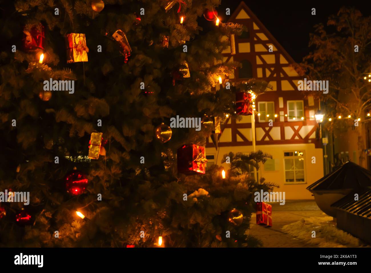 Illumination de Noël .place de la vieille ville avec des maisons à colombages et des décorations.Noël en Europe.lampe de poche décorative jaune et Banque D'Images