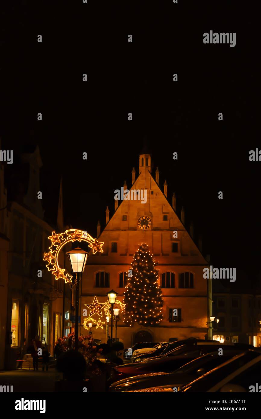 Noël en Allemagne.place de la vieille ville et décorations.Noël en Europe.lampe de poche jaune décorative et guirlande scintillante sur un noir Banque D'Images