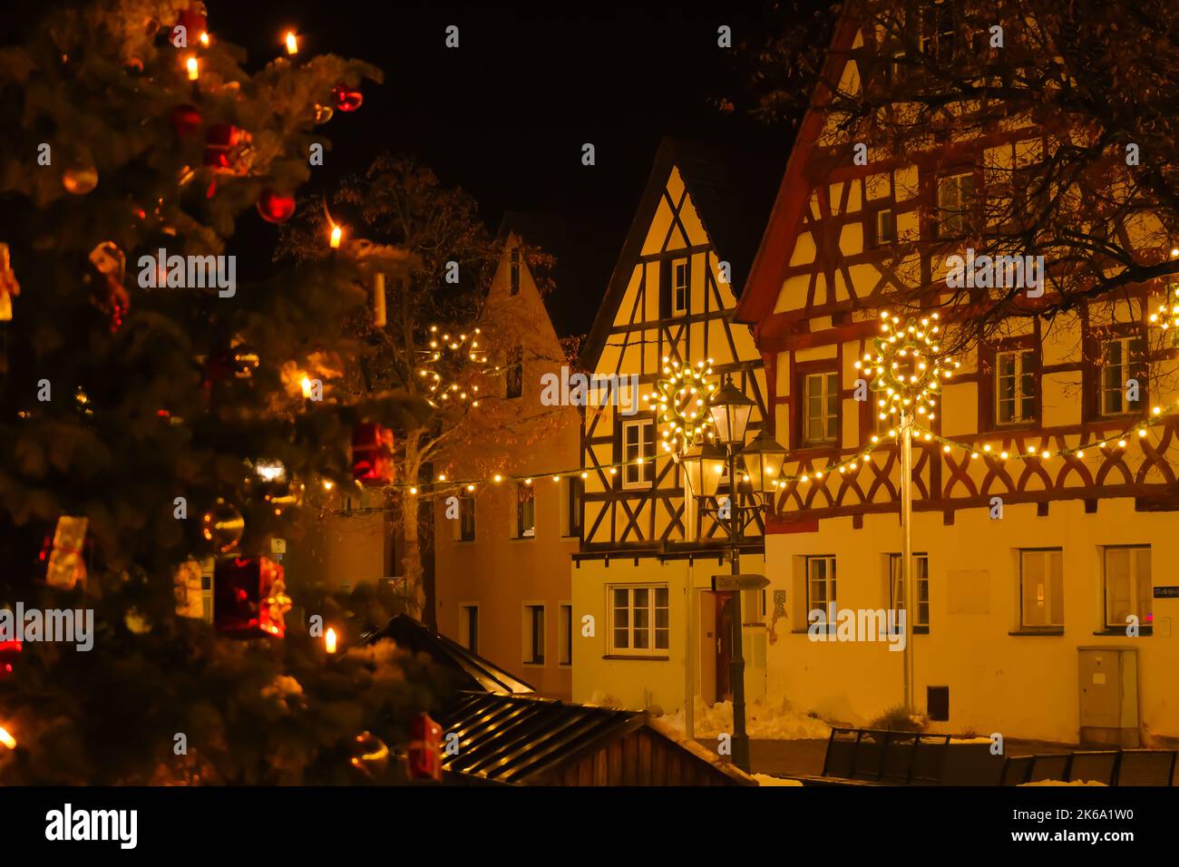 Illuminations de Noël en Allemagne.place de la vieille ville avec des maisons à colombages et des décorations.Noël en Europe.lampe de poche jaune décorative Banque D'Images