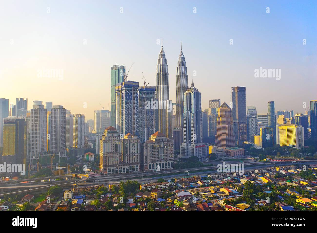 Vue panoramique de Kuala Lumpur après le lever du soleil avec un magnifique ciel bleu et de la lumière du soleil Banque D'Images